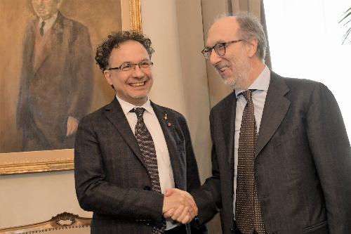 Il saluto tra il vicegovernatore Riccardo Riccardi e il sottosegretario Michele Geraci  